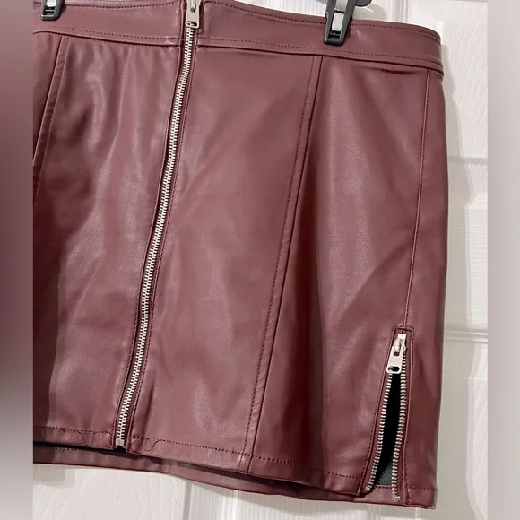 EXPRESS Faux Leather Zippered Mini - Picture 3 of 5